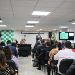 A foto mostra a platéia.