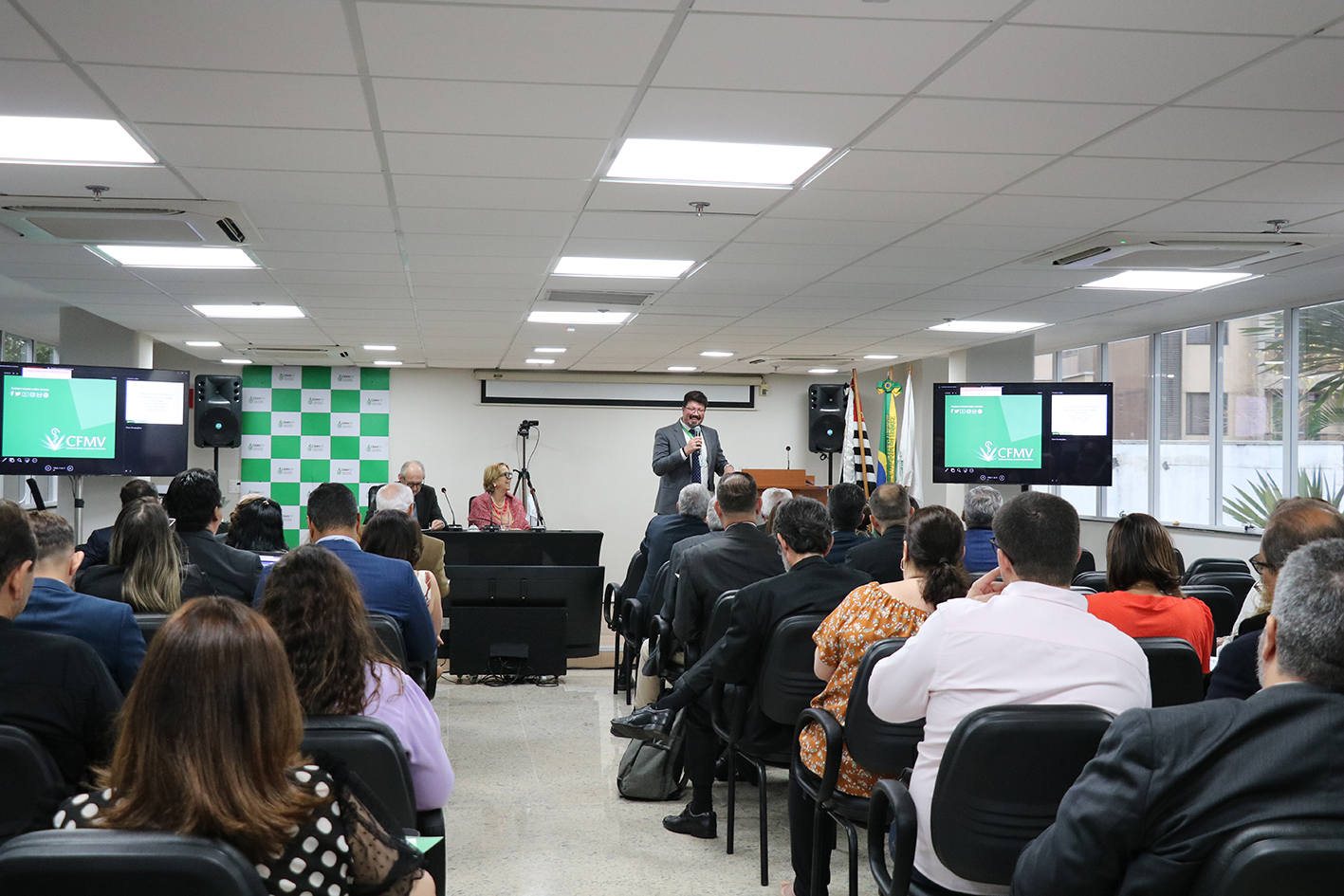 A foto mostra a platéia.