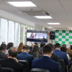 A foto mostra a imagem da doutora Filipa na tela, fazendo a apresentação.