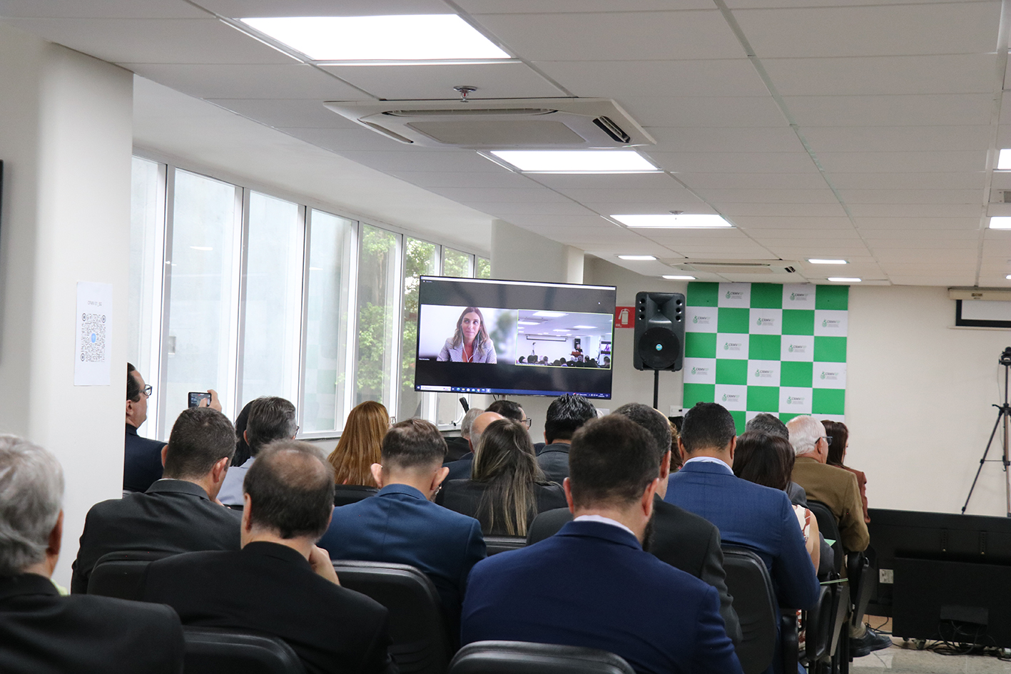 A foto mostra a imagem da doutora Filipa na tela, fazendo a apresentação.