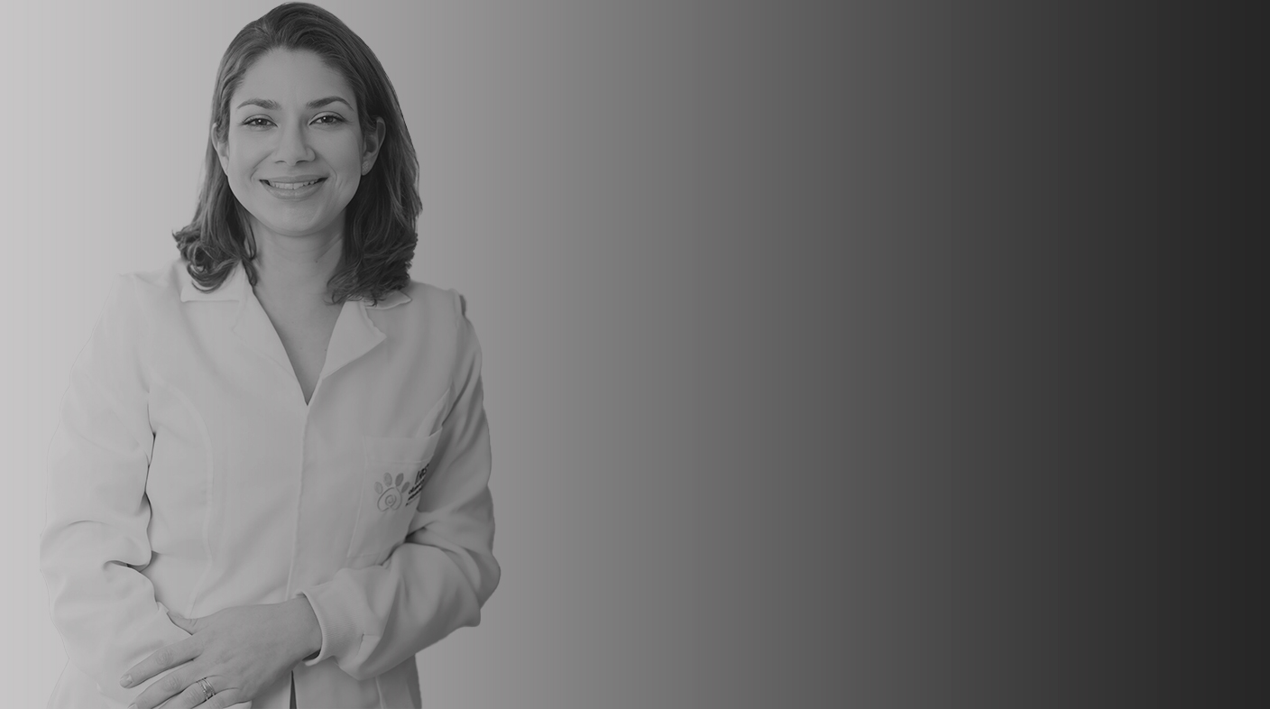 Mulher de cabelos escuros e curtos e camisa branca. Essa é a membro efetiva Juliana Barreto.
