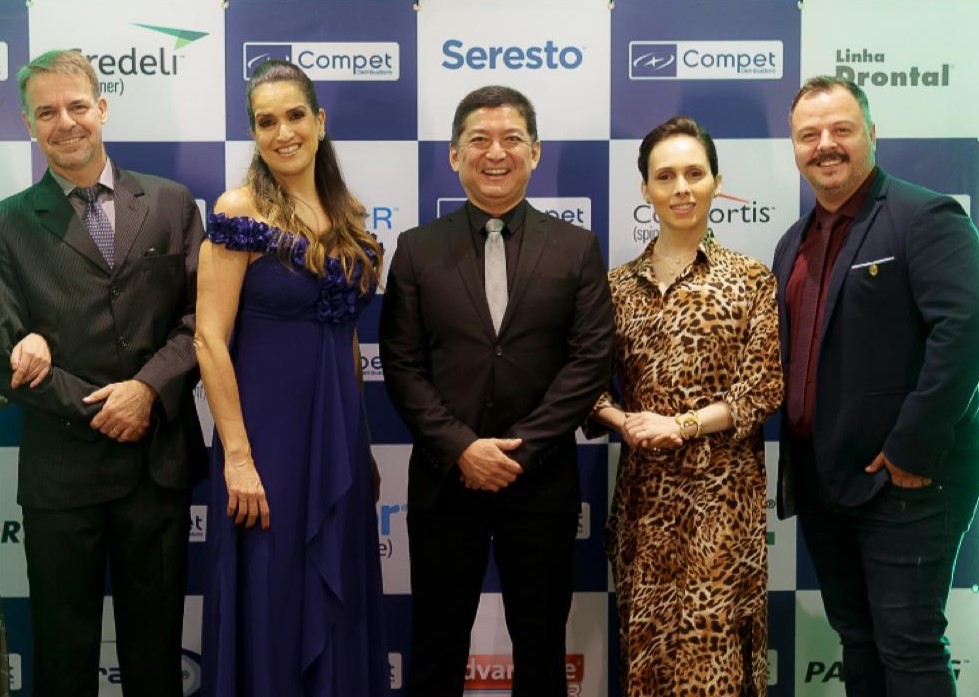 Na foto há três homens e duas mulheres. Fazem parte da diretoria da nova gestão.