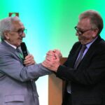 O presidente do Regional e o presidente do Federal dão as mãos e sorriem na foto.