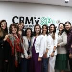 Na foto, integrantes do Sistema CFMV/CRMVs. Da esquerda para a direita: Rackel Barroso, presidente do CRMV-AP, Virgínia Emerich, presidente do CRMV-ES, Márcia França Villa, conselheira suplente do CFMV, Maria Elisa Araújo, presidente do CRMV-PE, Erivânia Camelo, chefe de gabinete do CFMV, Rosemary Viola Bosch, tesoureira do CRMV-SP, Rebeca Ribeiro, vice-presidente do CRMV-BA, Aline Bertozo Cavalheiro, tesoureira do CRMV-RO, Annelise Nunes, presidente do CRMV-AL, Maria Tereza Mascarenhas, secretária-geral do CRMV-BA, e Ana Claudia Ambiel, conselheira suplente do CRMV-SP.