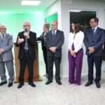 A foto mostra o presidente do CRMV-SP discursando. À sua esquerda estão o presidente do CFMV e ex-presidente do CRMV-SP, Francisco Cavalcanti de Almeida; e o ex-presidente do Regional, Mário Eduardo Pulga. À sua direita estão o vice-presidente do CRMV-SP, Fabio Manhoso, a tesoureira, Rosemary Viola Bosch, o secretário-geral, Fernando Gomes Buchala, e a vice-presidente do CFMV, Ana Elisa Almeida.