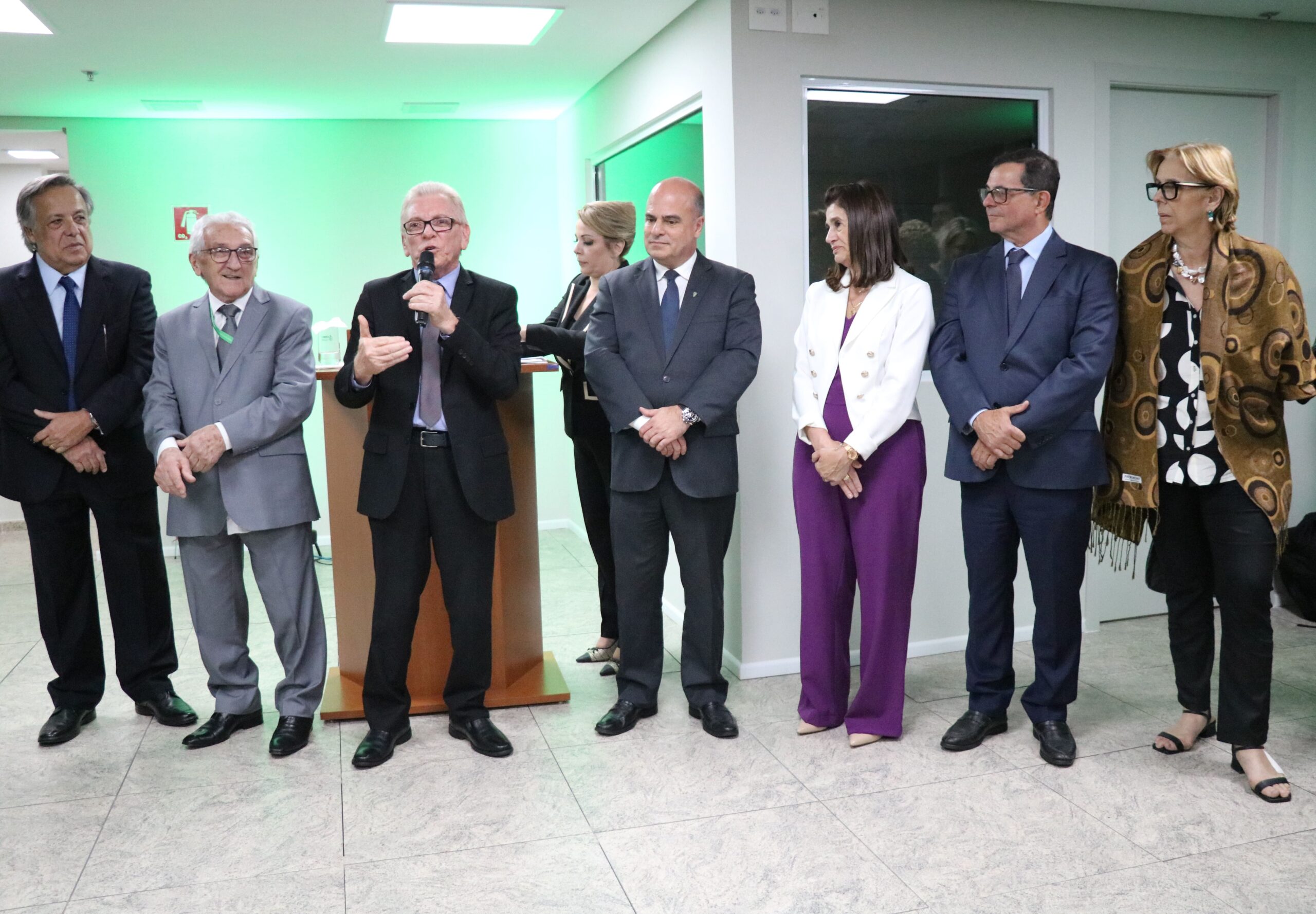 A foto mostra o presidente do CRMV-SP discursando. À sua esquerda estão o presidente do CFMV e ex-presidente do CRMV-SP, Francisco Cavalcanti de Almeida; e o ex-presidente do Regional, Mário Eduardo Pulga. À sua direita estão o vice-presidente do CRMV-SP, Fabio Manhoso, a tesoureira, Rosemary Viola Bosch, o secretário-geral, Fernando Gomes Buchala, e a vice-presidente do CFMV, Ana Elisa Almeida.