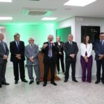 Estão na foto o presidente do CFMV e ex-presidente do CRMV-SP, Francisco Cavalcanti de Almeida; o ex-presidente, Mário Eduardo Pulga; o presidente do Regional na atual gestão, Odemilson Donizete Mossero; o deputado federal, Arnaldo Jardim; o superintendente federal de Agricultura e Pecuária de São Paulo, Guilherme Campos; o médico-veterinário e vereador da cidade de São Paulo, Rodrigo Goulart; os membros da diretoria do CRMV-SP, Fábio Manhoso, Rosemary Viola Bosch e Fernando Buchala e a atual vice-presidente eleita para a presidência do próximo mandato do CFMV, Ana Elisa Almeida, num clima muito bom e sorrindo.