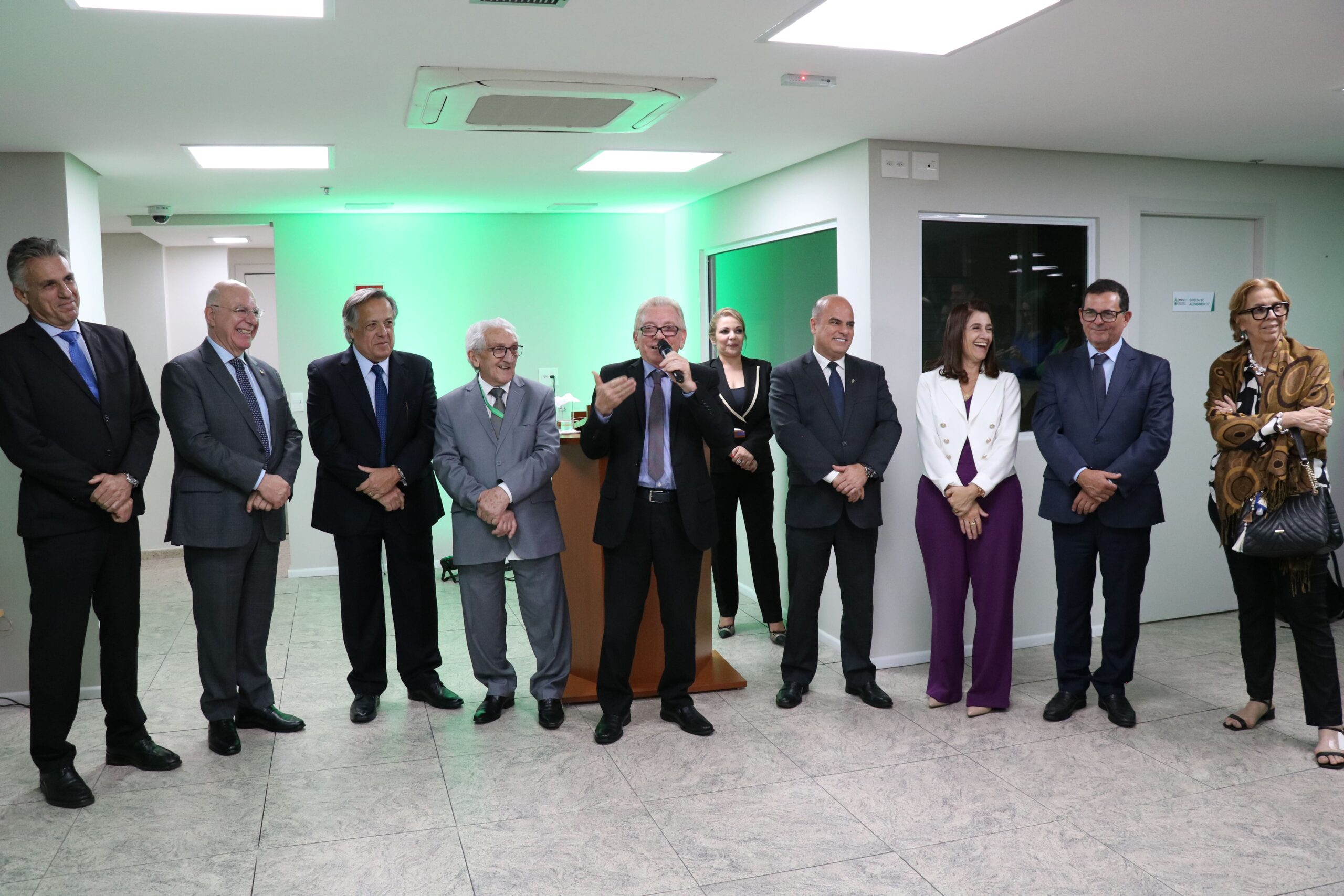 Estão na foto o presidente do CFMV e ex-presidente do CRMV-SP, Francisco Cavalcanti de Almeida; o ex-presidente, Mário Eduardo Pulga; o presidente do Regional na atual gestão, Odemilson Donizete Mossero; o deputado federal, Arnaldo Jardim; o superintendente federal de Agricultura e Pecuária de São Paulo, Guilherme Campos; o médico-veterinário e vereador da cidade de São Paulo, Rodrigo Goulart; os membros da diretoria do CRMV-SP, Fábio Manhoso, Rosemary Viola Bosch e Fernando Buchala e a atual vice-presidente eleita para a presidência do próximo mandato do CFMV, Ana Elisa Almeida, num clima muito bom e sorrindo.