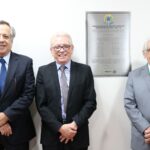 Posam para a foto, ao lado da placa prateada do Regional, o presidente do CRMV-SP e os ex-presidentes, Odemilson Donizete Mossero, Francisco Cavalcanti de Almeida e Mário Eduardo Pulga.