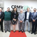 Na foto, da esquerda para a direita Roberto Hunziker, ex-conselheiro do CRMV-SP e médico-veterinário aposentado da Defesa; Odemilson Donizete Mossero, presidente do CRMV-SP; Affonso dos Santos Marcos, diretor técnico do Departamento de Defesa Sanitária e Inspeção Animal da CDA e integrante da Comissão de Equideocultura do Regional; Erika Mello, diretora do Departamento de Trânsito e Análise de Riscos (Detrar); Francisco Cavalcanti de Almeida, presidente do CFMV; Luiz Henrique Barrochelo, coordenador da Defesa; Fernando Gomes Buchala, secretário-geral do Regional e presidente da Comissão de Agronegócio; e o presidente da Comissão de Saúde Animal, Cláudio Regis Depes.