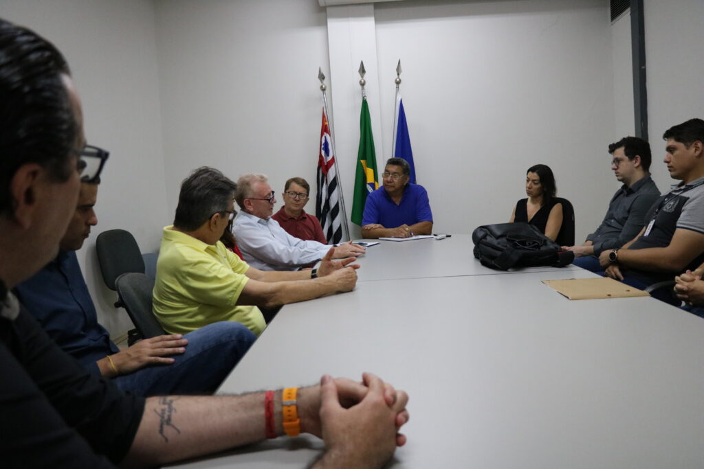 A imagem traz representantes do CRMV-SP, o secretário do Meio Ambiente e equipe sentados à mesa, durante reunião, em Ribeirão Preto.