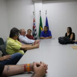 A imagem traz representantes do CRMV-SP, o secretário do Meio Ambiente e equipe sentados à mesa, durante reunião, em Ribeirão Preto.
