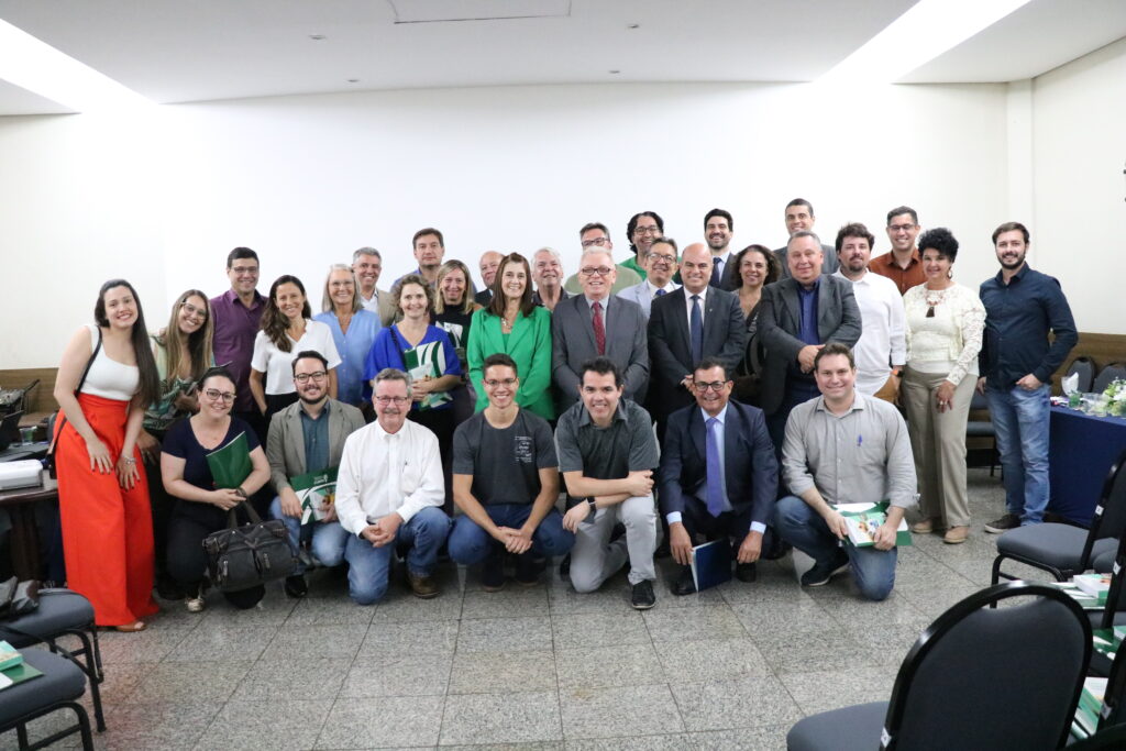 A imagem traz representantes do CRMV-SP e profissionais da região presentes ao evento. Eles posam para a foto todos juntos. Alguns estão de pé e outros agachados.