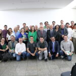 A imagem traz representantes do CRMV-SP e profissionais da região presentes ao evento. Eles posam para a foto todos juntos. Alguns estão de pé e outros agachados.