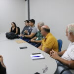 A imagem traz representantes do CRMV-SP, o secretário do Meio Ambiente e sua equipe sentados à mesa, durante reunião, em Ribeirão Preto.