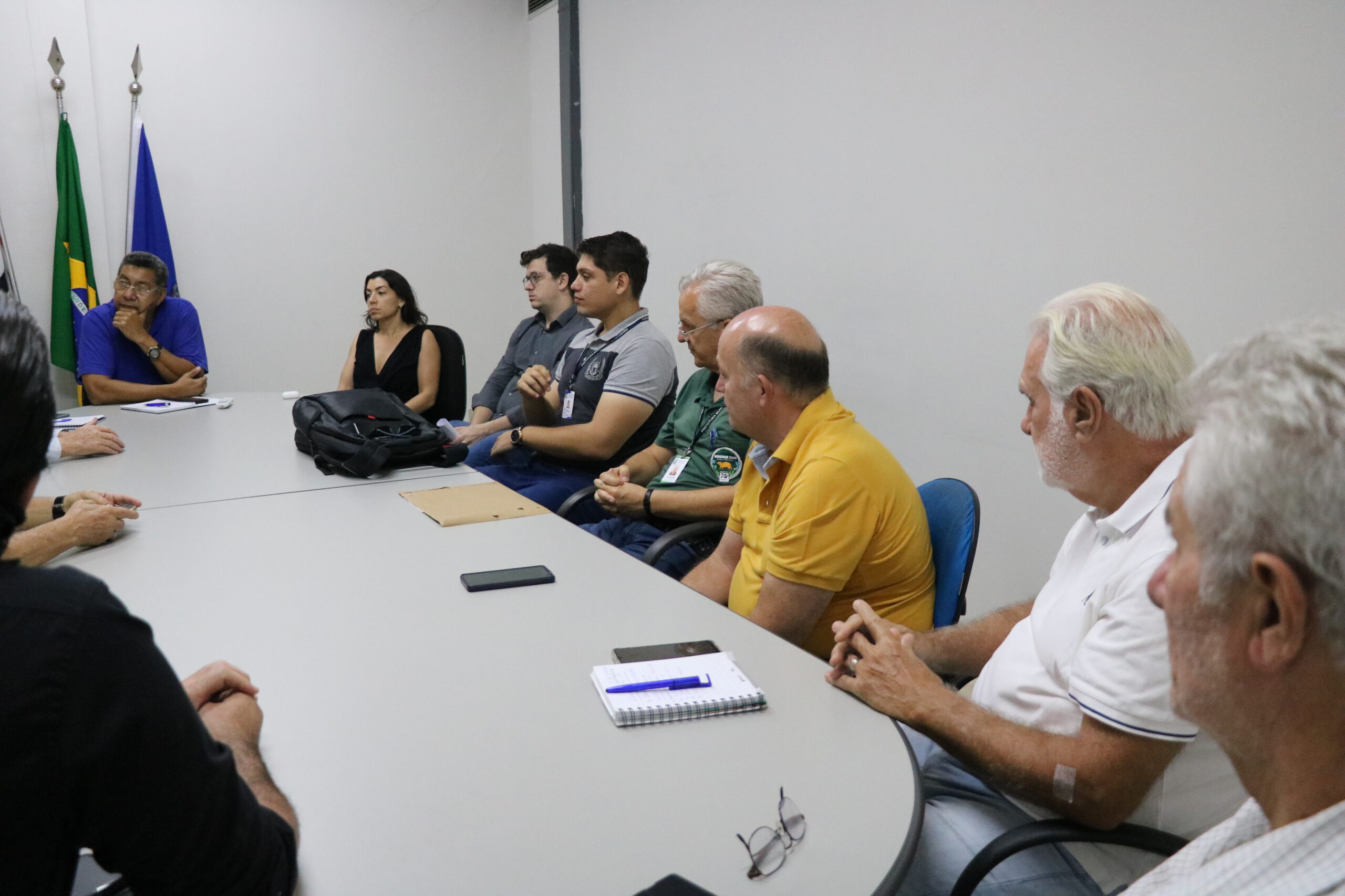 A imagem traz representantes do CRMV-SP, o secretário do Meio Ambiente e sua equipe sentados à mesa, durante reunião, em Ribeirão Preto.