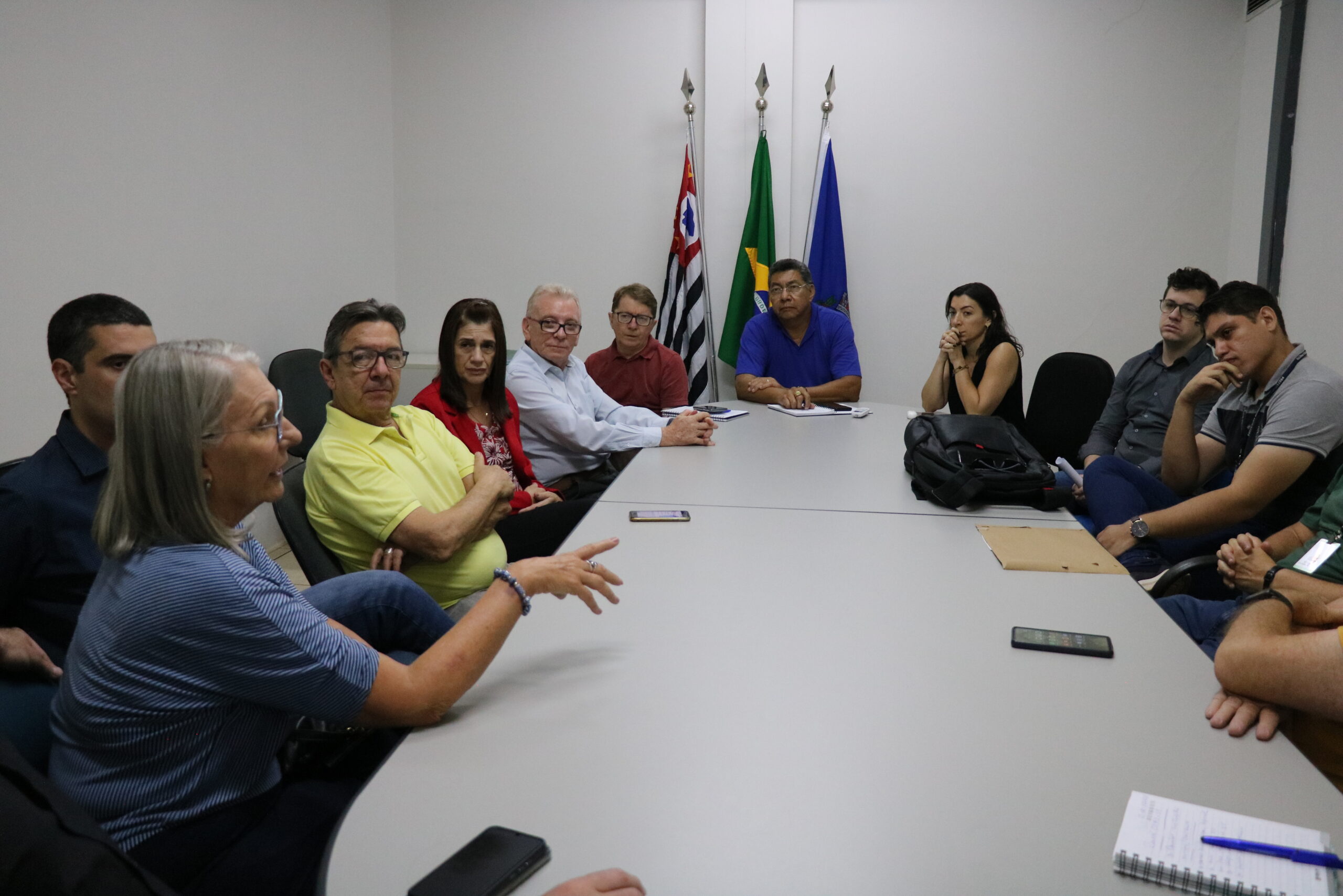 A imagem traz representantes do CRMV-SP, o secretário do Meio Ambiente e equipe sentados à mesa, durante reunião, em Ribeirão Preto.