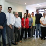 A imagem traz representantes do CRMV-SP e funcionários da Urfa Ribeirão Preto. Eles posam para a foto todos juntos. Eles estão de pé.