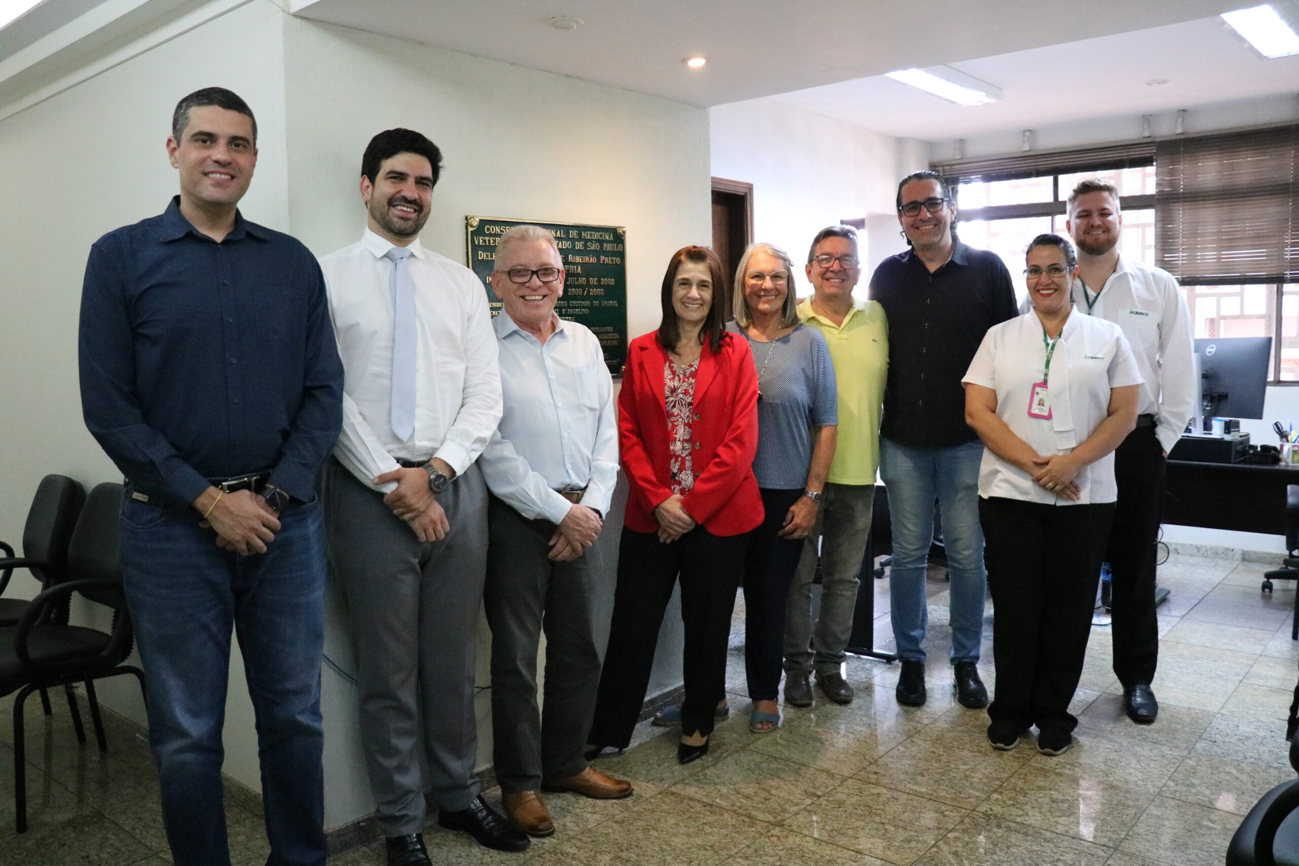A imagem traz representantes do CRMV-SP e funcionários da Urfa Ribeirão Preto. Eles posam para a foto todos juntos. Eles estão de pé.