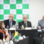 A foto mostra o presidente do CRMV-SP, Odemilson Donizete Mossero, apresentando o projeto CRMV Escuta, ao lado do secretário-geral do CFMV, Hélio Blume, e do presidente do CFMV, Francisco Cavalcanti de Almeida.