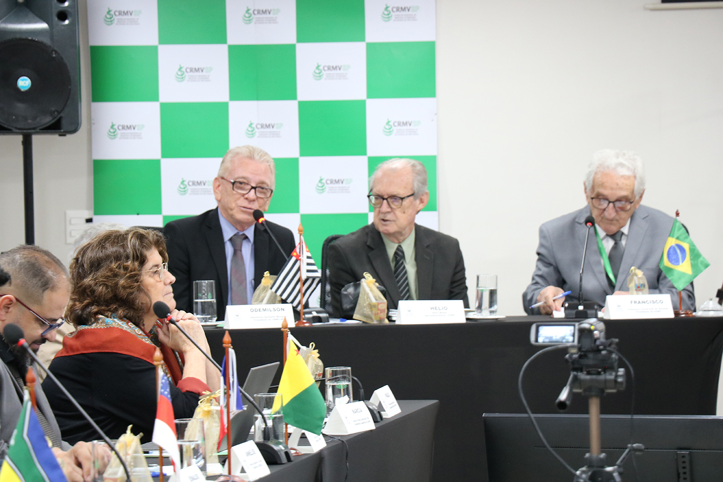 A foto mostra o presidente do CRMV-SP, Odemilson Donizete Mossero, apresentando o projeto CRMV Escuta, ao lado do secretário-geral do CFMV, Hélio Blume, e do presidente do CFMV, Francisco Cavalcanti de Almeida.