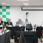 A foto mostra, sentados à mesa, os membros da mesa diretora da terceira Câmara Nacional de Presidentes: o presidente do CRMV-SP, Odemilson Donizete Mossero, o secretário-geral do CFMV, Hélio Blume, o presidente do CFMV, Francisco Cavalcanti de Almeida, a vice-presidente do CFMV, Ana Elisa Fernandes de Souza Almeida, e o tesoureiro do CFMV, José Maria dos Santos Filho.