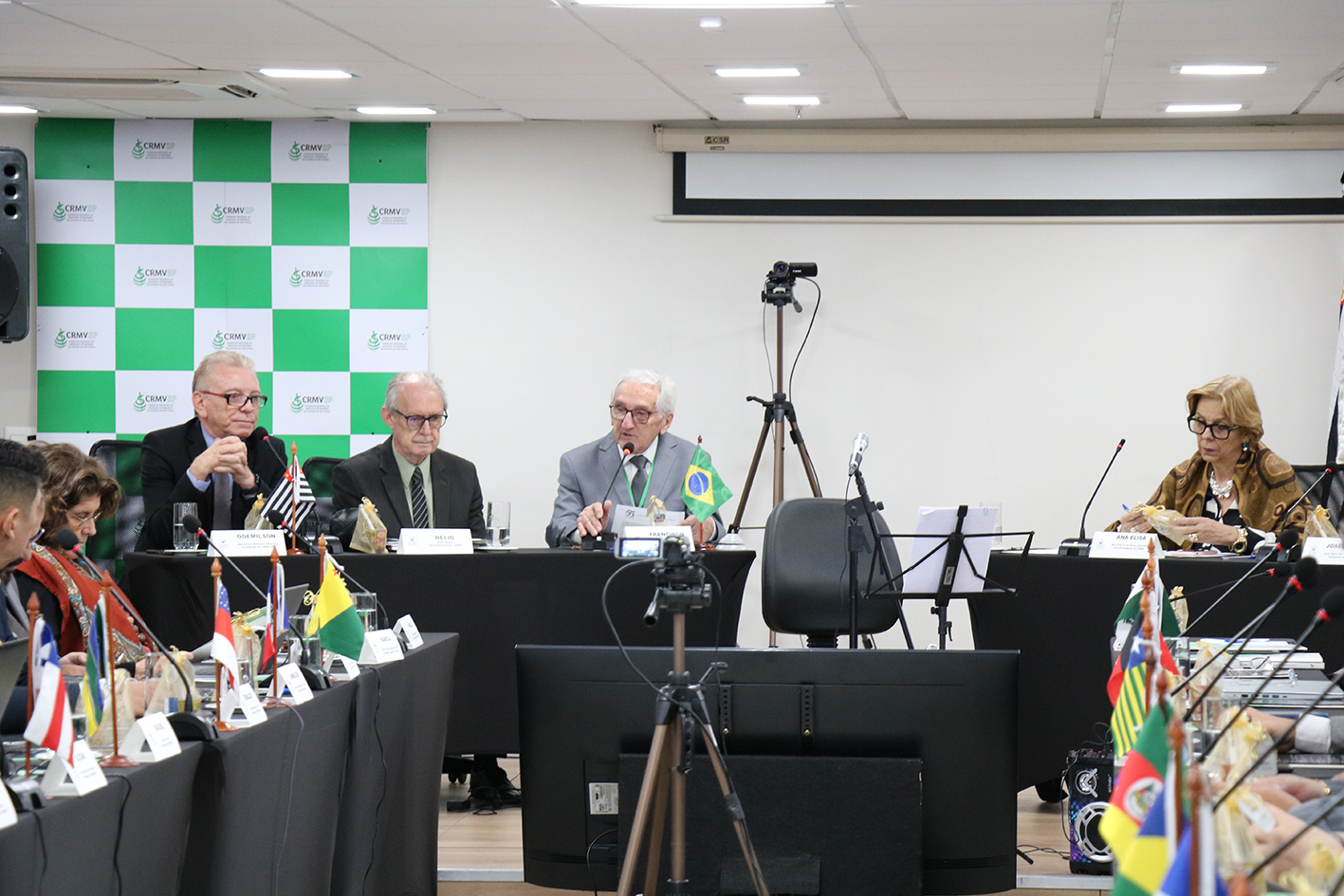A foto mostra, sentados à mesa, os membros da mesa diretora da terceira Câmara Nacional de Presidentes: o presidente do CRMV-SP, Odemilson Donizete Mossero, o secretário-geral do CFMV, Hélio Blume, o presidente do CFMV, Francisco Cavalcanti de Almeida, a vice-presidente do CFMV, Ana Elisa Fernandes de Souza Almeida, e o tesoureiro do CFMV, José Maria dos Santos Filho.