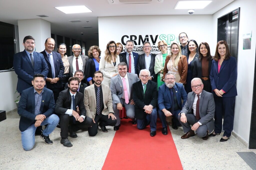 A foto mostra os presidentes de diversos regionais do CRMV posando, junto a demais participantes da CNP 2023.