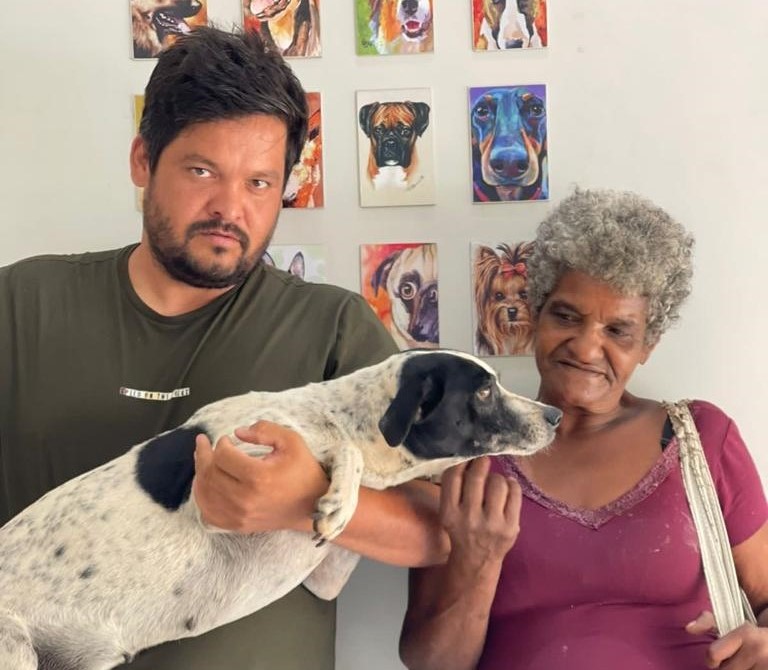 Na foto, os médicos-veterinários responsáveis pela realização do projeto, Heitor Waiss e Andreza Gonçalves, após atendimento.