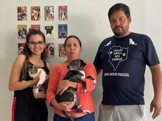 Na foto, os médicos-veterinários responsáveis pela realização do projeto, Heitor Waiss e Andreza Gonçalves, após atendimento.