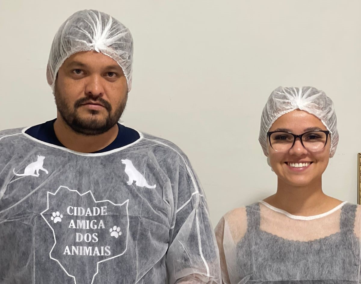 Na foto, os médicos-veterinários responsáveis pela realização do projeto, Heitor Waiss e Andreza Gonçalves.