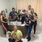 Na foto, da esquerda para a direita: a médica-veterinária Andressa Gonçalves, o médico-veterinário Heitor Waiss, a auxiliar veterinária Gabriela Frabetti, o médico-veterinário Gilmar Pereira, a auxiliar veterinária Julia Pereira. À frente, a médica-veterinária Angélica Silva, e abaixo, o médico-veterinário Fábio Marcelo Bussoni.