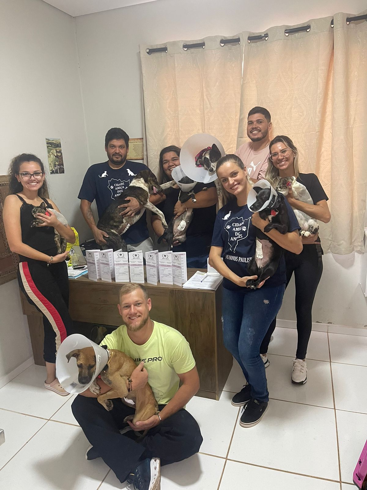 Na foto, da esquerda para a direita: a médica-veterinária Andressa Gonçalves, o médico-veterinário Heitor Waiss, a auxiliar veterinária Gabriela Frabetti, o médico-veterinário Gilmar Pereira, a auxiliar veterinária Julia Pereira. À frente, a médica-veterinária Angélica Silva, e abaixo, o médico-veterinário Fábio Marcelo Bussoni.