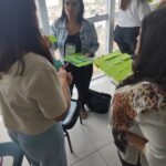 Na foto, os assessores estão realizando trabalho em grupo.