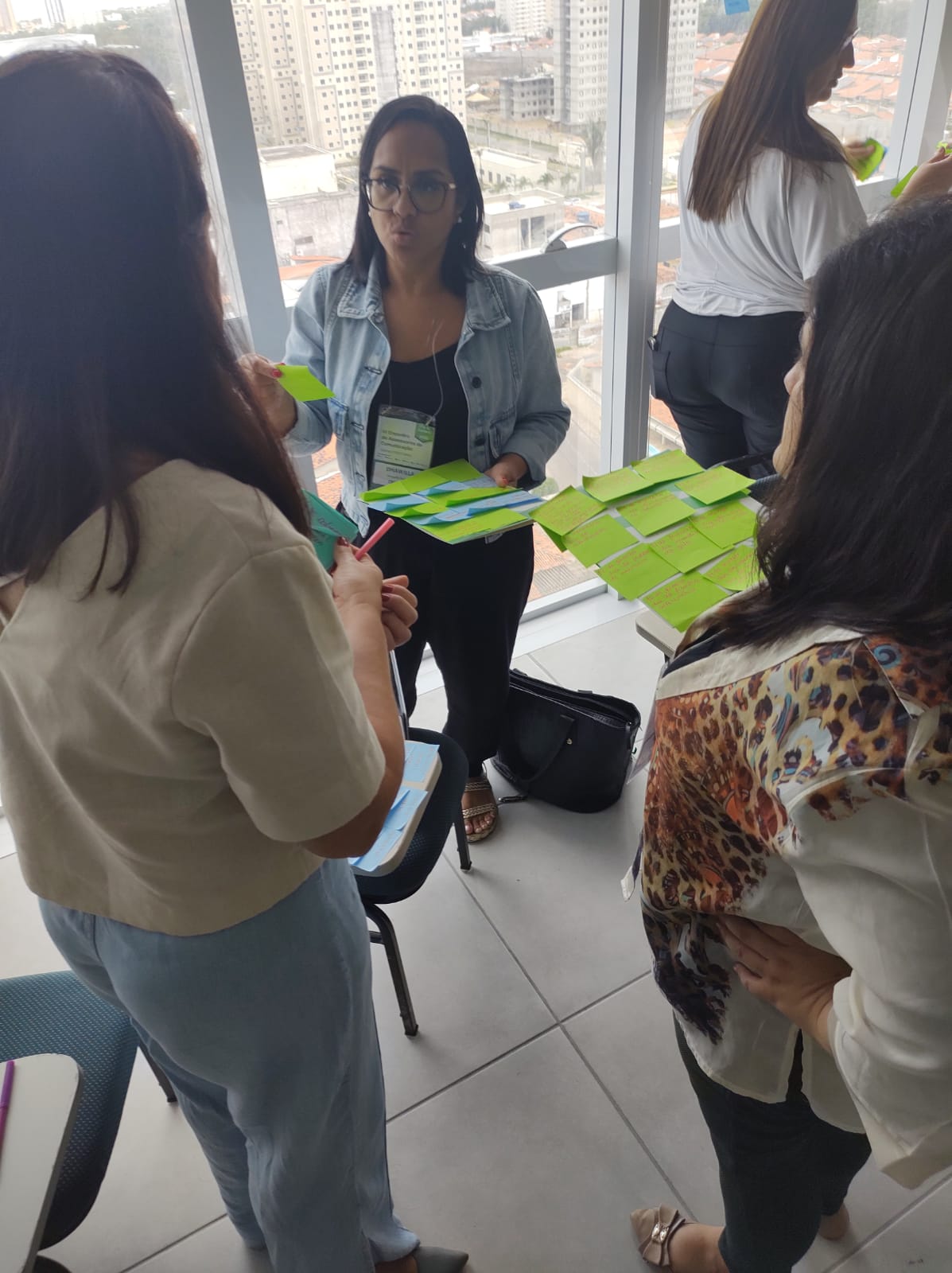 Na foto, os assessores estão realizando trabalho em grupo.