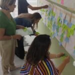 Na foto, os assessores estão realizando trabalho em grupo.