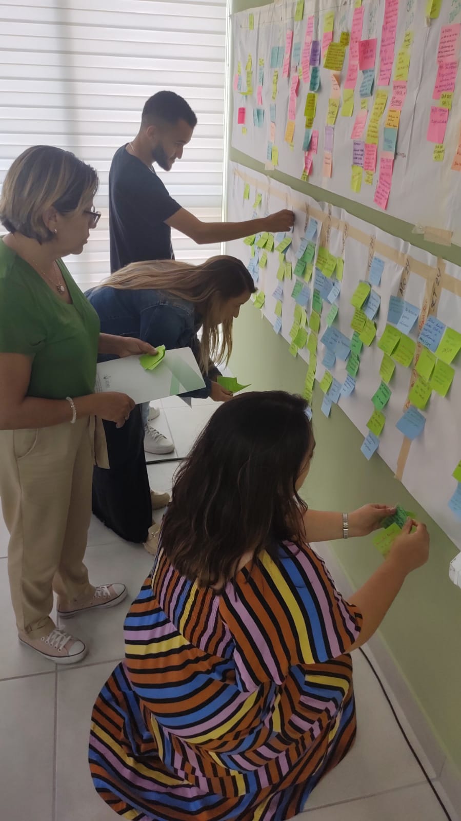 Na foto, os assessores estão realizando trabalho em grupo.