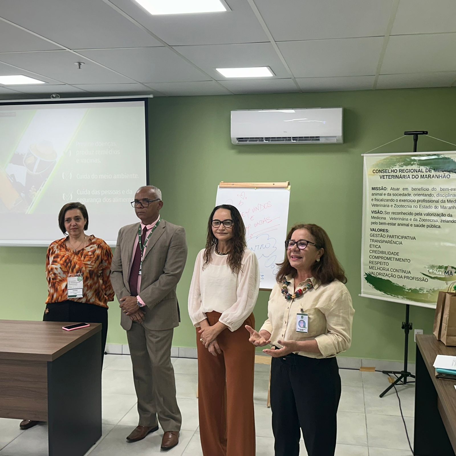 Na foto, a chefe do departamento de Comunicação, Marketing e Planejamento do Conselho Federal de Medicina Veterinária (CFMV), Laura Snitovsky; o presidente do CRMV-MA. Licindo Pereira; a vice-presidente do CRMV-MA, Francisca Costa; e a tesoureira do CRMV-MA, Alana de Sousa.