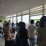 Na foto, os assessores estão realizando trabalho em grupo.