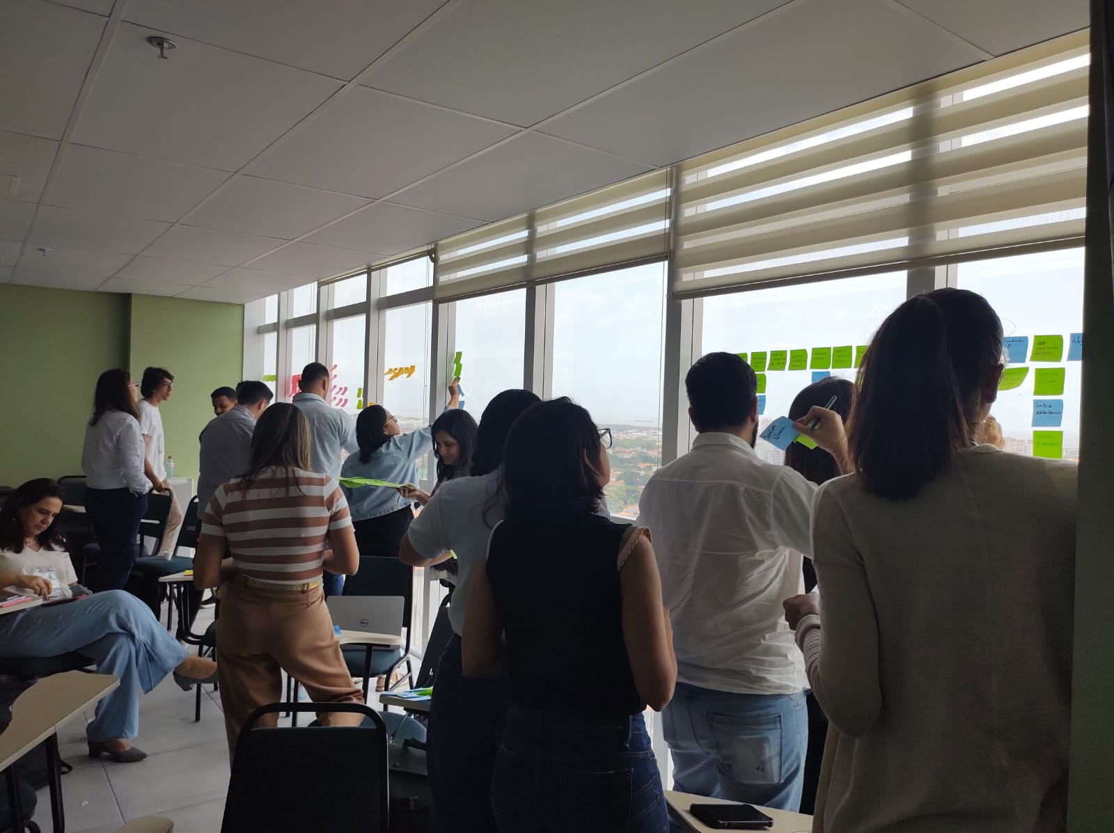 Na foto, os assessores estão realizando trabalho em grupo.