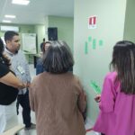 Na foto, os assessores estão realizando trabalho em grupo.