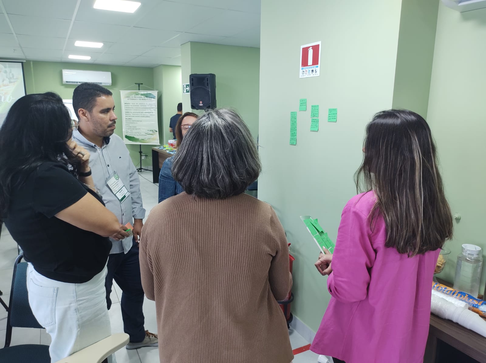 Na foto, os assessores estão realizando trabalho em grupo.