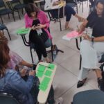 Na foto, os assessores estão realizando trabalho em grupo.