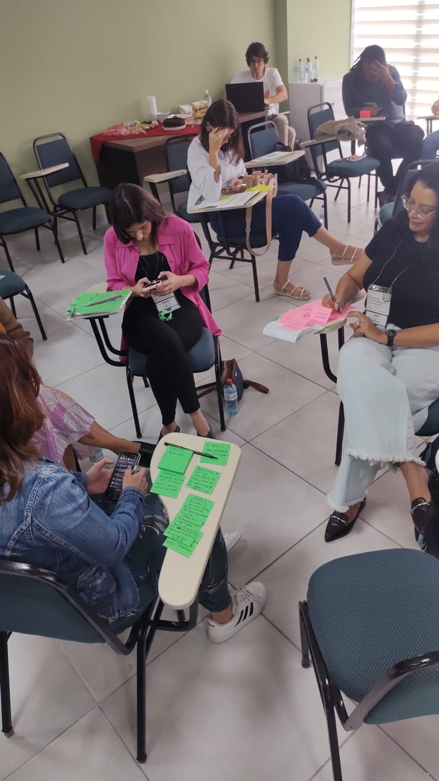 Na foto, os assessores estão realizando trabalho em grupo.