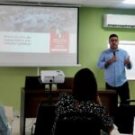 Na foto, o professor e consultor Wankes Leandro, que apresentou a palestra Inteligência Artificial aplicada à Comunicação Pública.