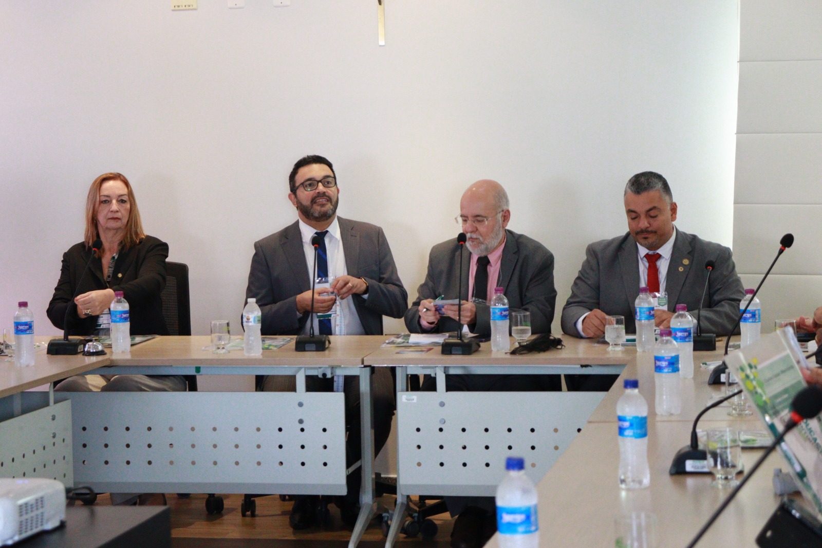 A imagem mostra quatro participantes do fórum. A primeira, em destaque, é a integrante da Comissão de Zootecnia e Ensino do CRMV-SP, Célia Regina Orlandelli Carrer.