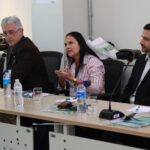 A foto mostra o presidente da Comissão de Zootecnia e Ensino do CRMV-SP sentado, assistindo a apresentação.