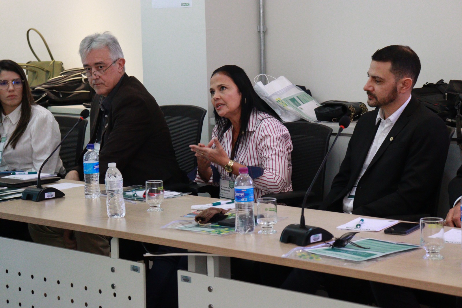 A foto mostra o presidente da Comissão de Zootecnia e Ensino do CRMV-SP sentado, assistindo a apresentação.