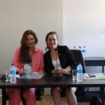 A imagem mostra a conselheira suplente do CRMV-SP, Ana Claudia Ambiel, ao lado de outra participante do evento. Ambas estão sentadas.