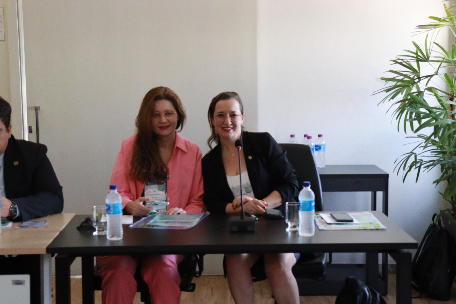 A imagem mostra a conselheira suplente do CRMV-SP, Ana Claudia Ambiel, ao lado de outra participante do evento. Ambas estão sentadas.